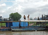 Kampong Phluk, tuffi nel fiume. Cambogia