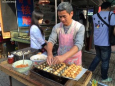 Il mercato di Jingxing, spiedini di uova. Cabiria Magni